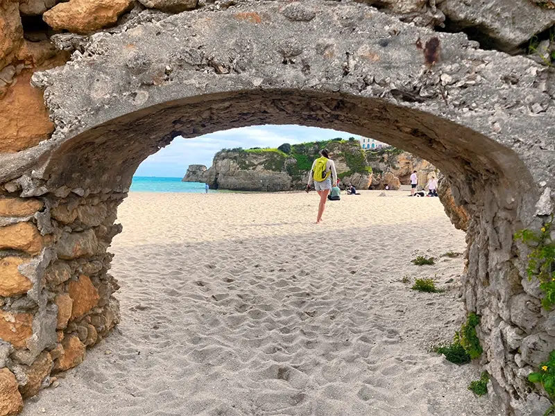 arch-way Durch einen Tunnel an den Strand Panorama of the tourist Praia in Estudantes de Lagos in the Algarve Portugal